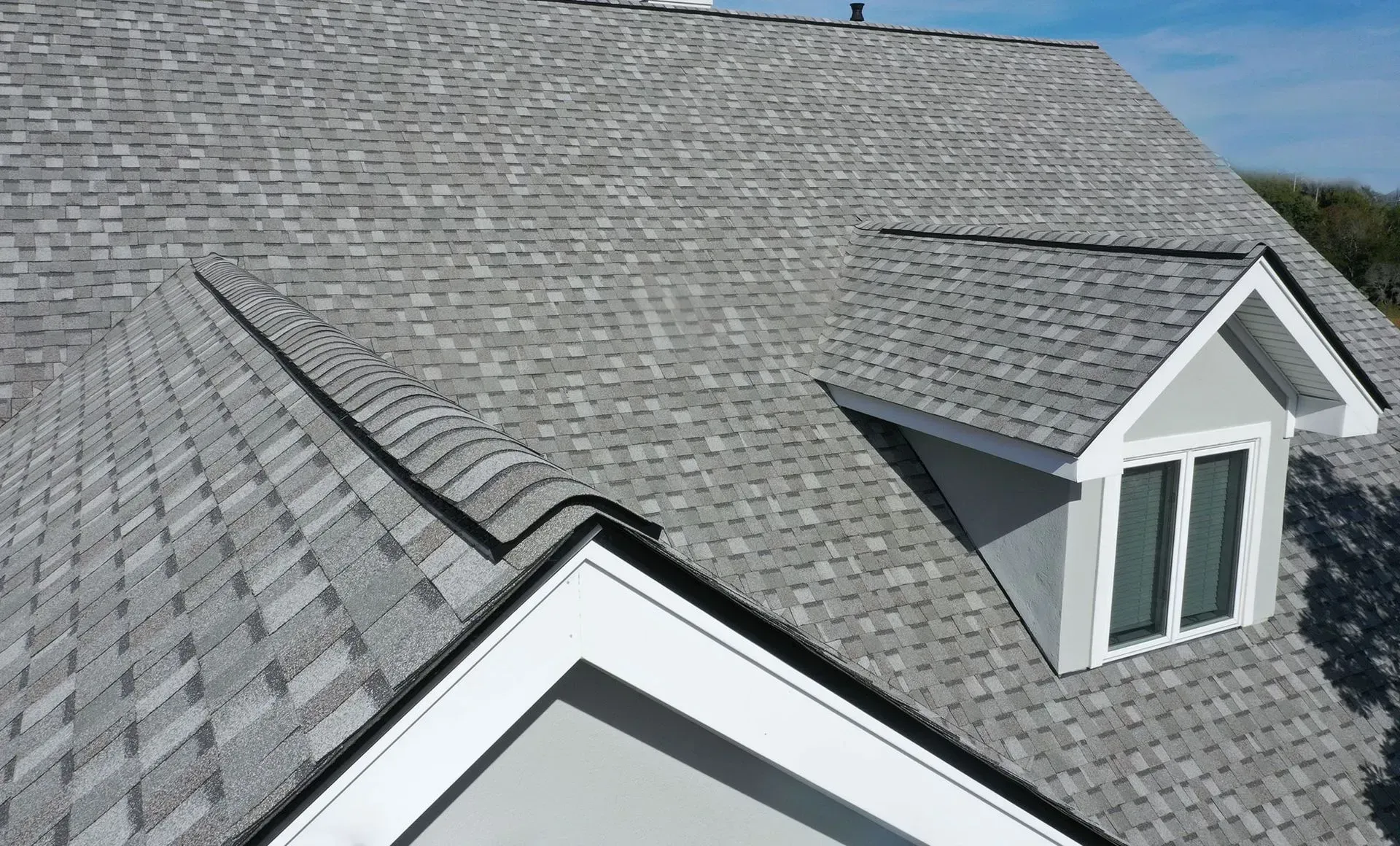 Asphalt shingle roof replacement on a home in Martinsburg WV with clean course lines and new ridge cap, shingle roofing by Black Stone Roofing, serving Stephens City VA and Frederick County